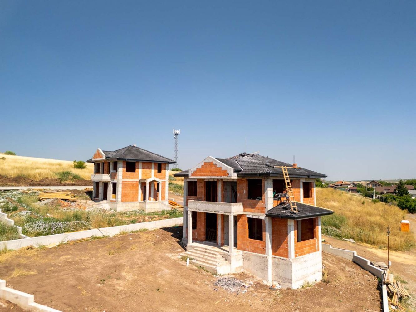 Samostatně stojící dům s velkou zahradou a čtyřmi ložnicemi – obec Cherni Vrah