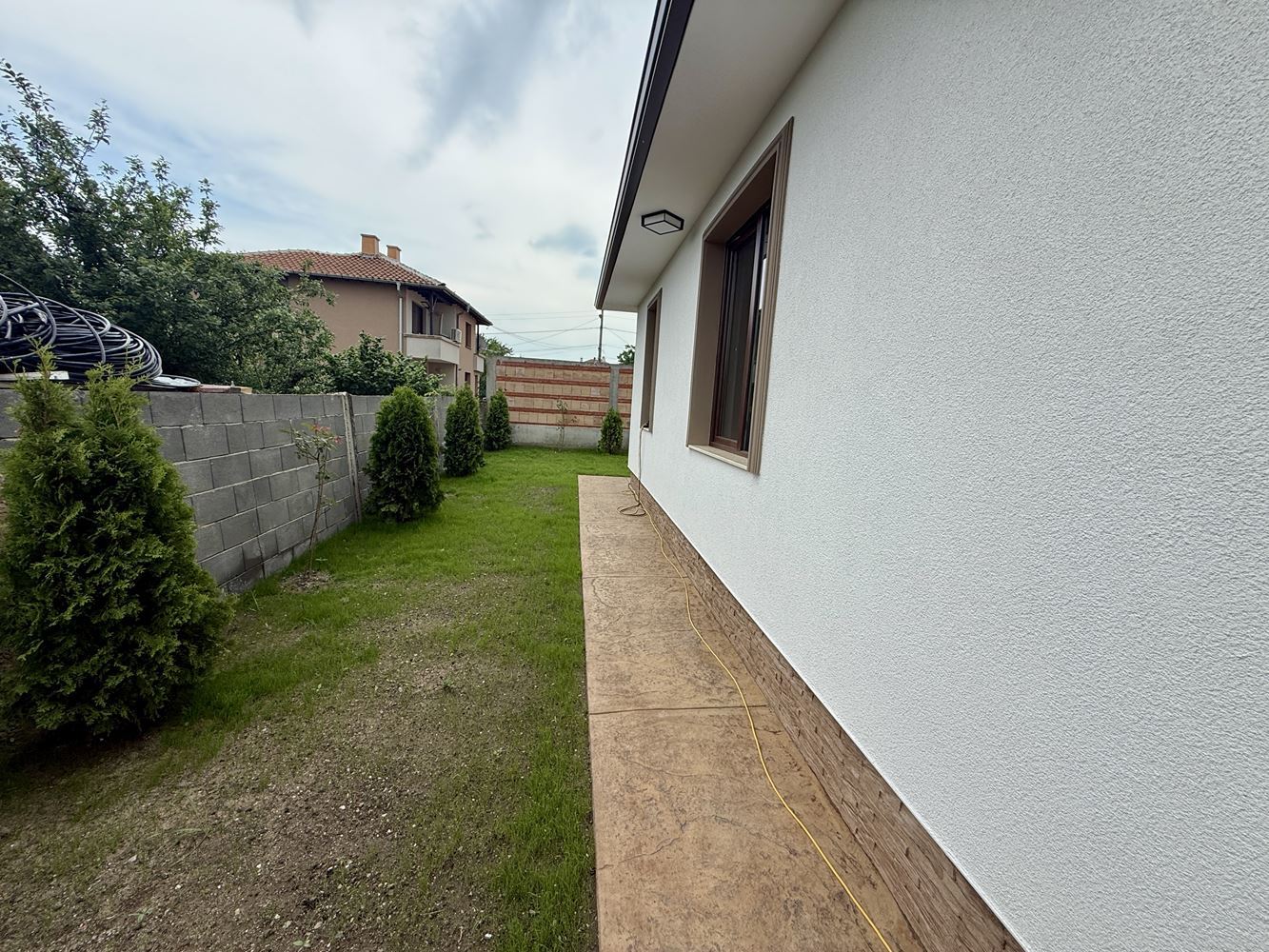Nový přízemní dům se třemi ložnicemi a vlastní zahradou – komfort, klid a kvalita v blízkosti Slunečného pobřeží
