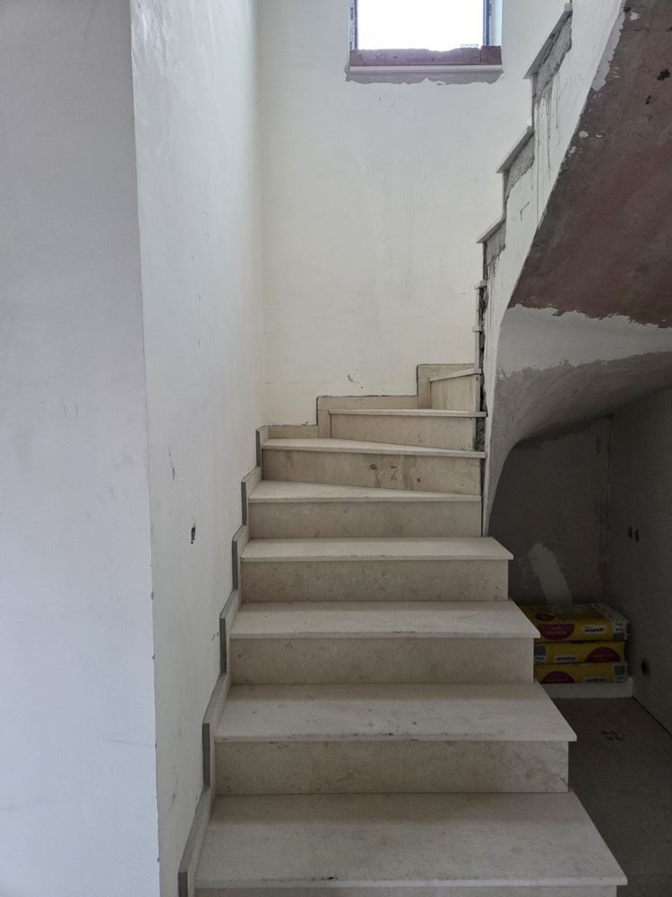 Pomorie – moderní dvoupodlažní dům se čtyřmi ložnicemi – bezpečnost, energetická účinnost a komfort bez kompromisů