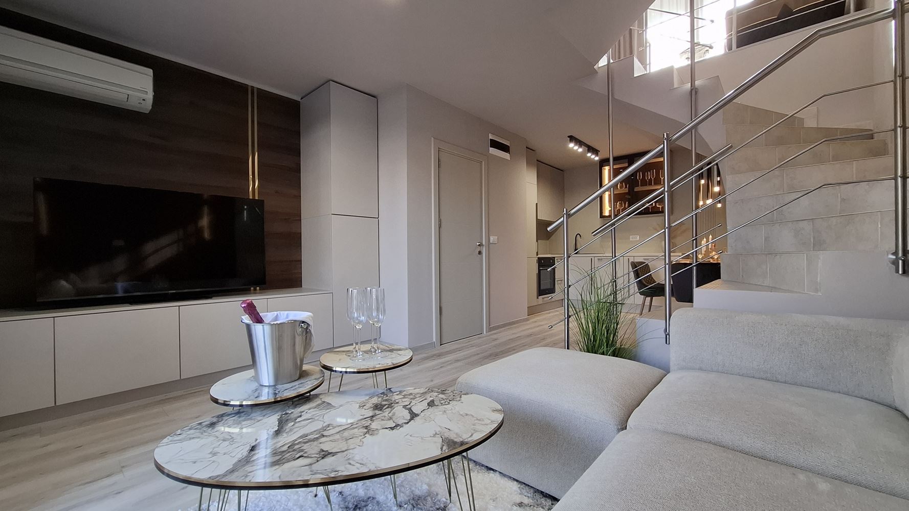 Luxusní třípodlažní townhouse 50 metrů od pláže – zcela nový domov s moderním interiérem a maximálním komfortem