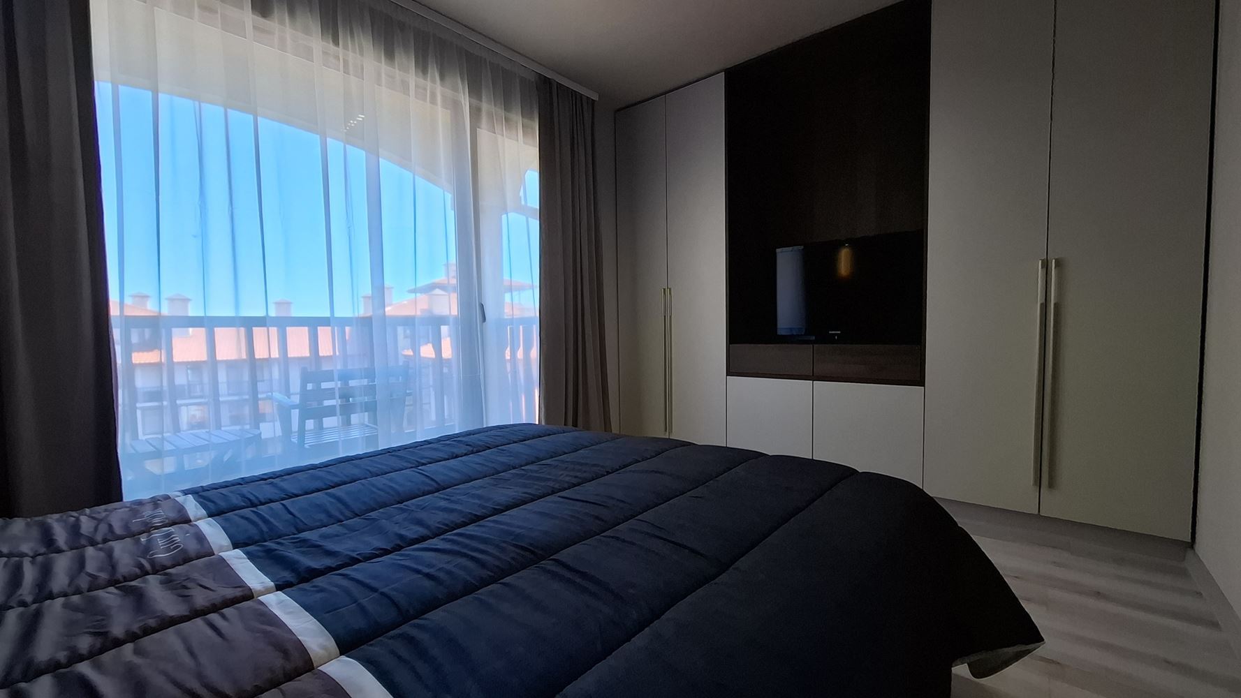 Luxusní třípodlažní townhouse 50 metrů od pláže – zcela nový domov s moderním interiérem a maximálním komfortem
