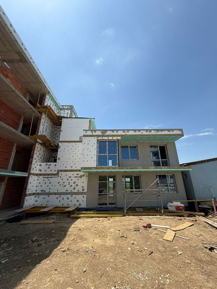 Luxusní prostorný dům s panoramatickými terasami a vlastní zahradou v moderním komplexu u moře
