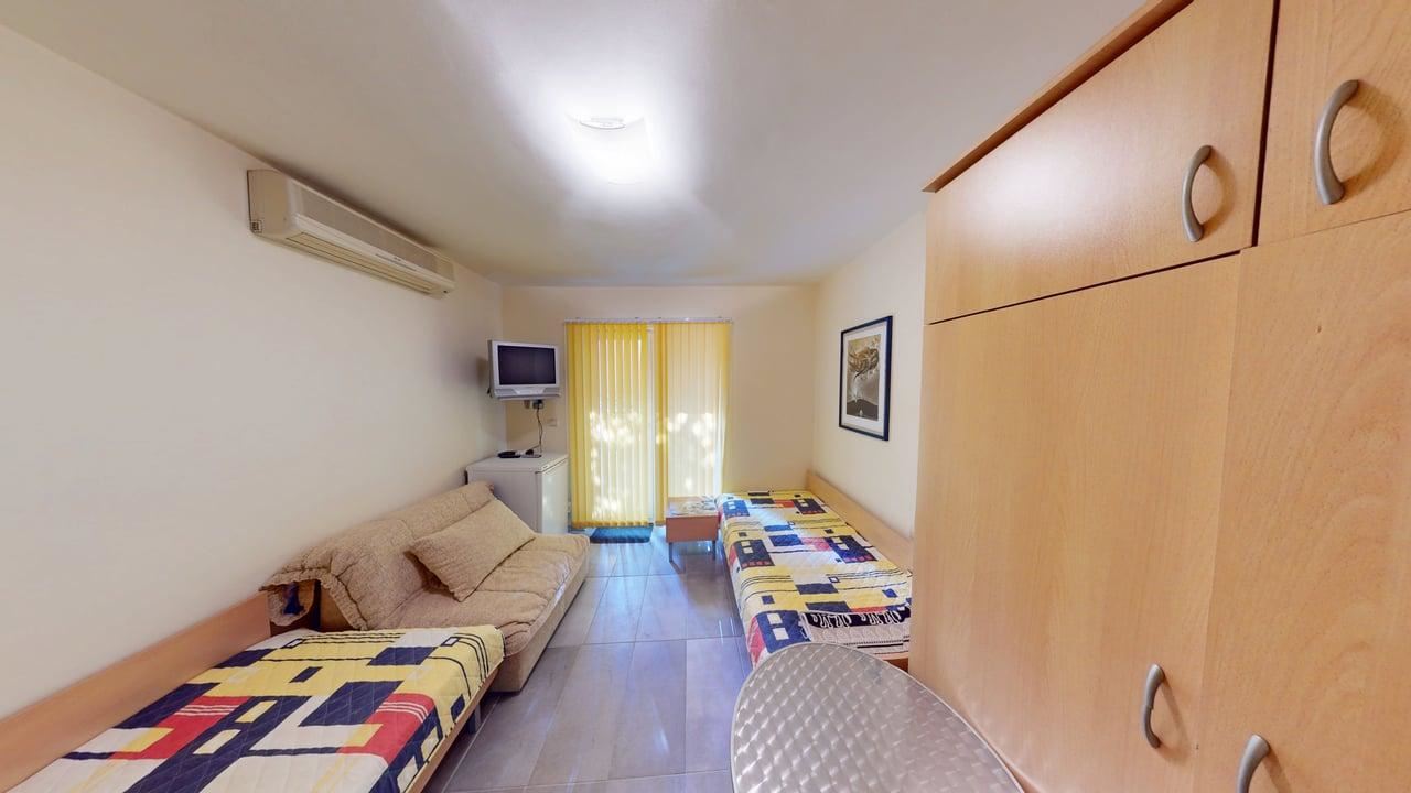 Panoramatický čtyřpatrový dům se 8 ložnicemi a výhledem na moře v letovisku Slunečný břeh – bez poplatku za údržbu