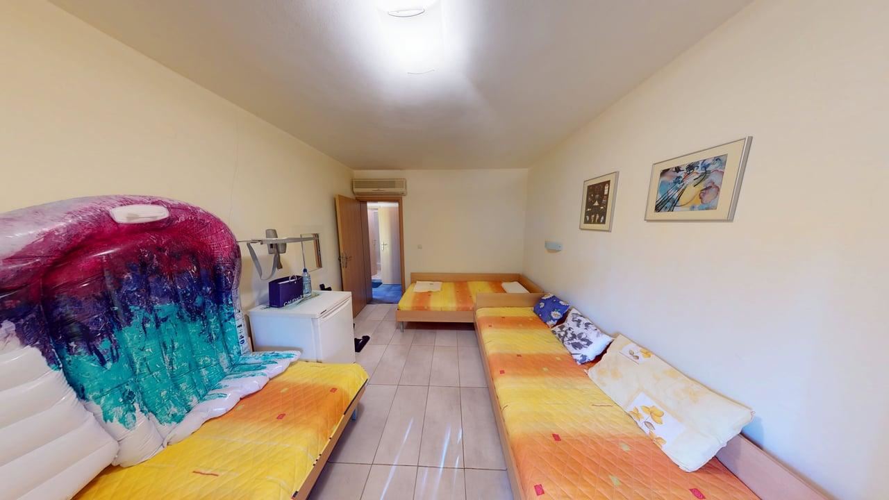 Panoramatický čtyřpatrový dům se 8 ložnicemi a výhledem na moře v letovisku Slunečný břeh – bez poplatku za údržbu