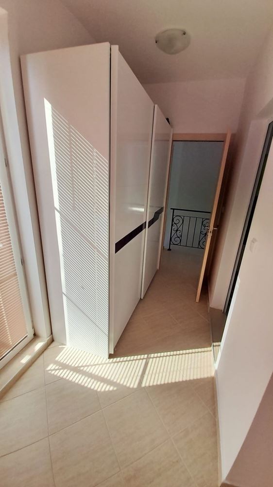 Samostatný dům se zahradou a bazénem ve vilové zóně Slunečného pobřeží
