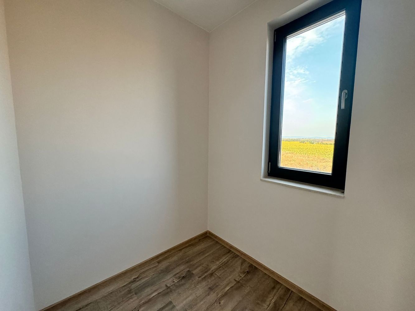 Moderní dvoupatrový dům se zahradou v luxusním komplexu mezi Pomorie a Sarafovo – styl, prostor a příroda