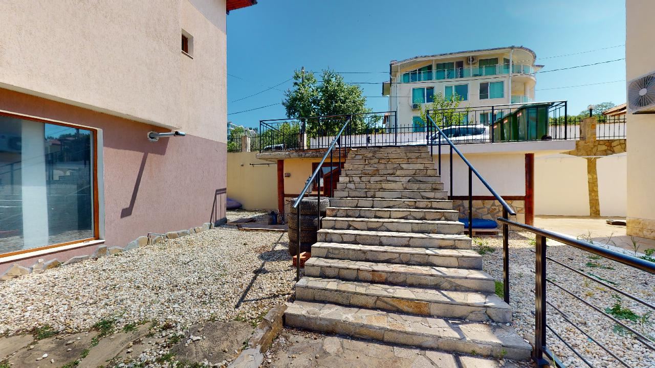 Třípatrový dům s bazénem a panoramatickým výhledem – jen 3 km od Sunny Beach