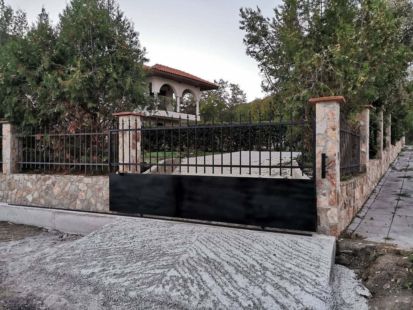 Dvoupodlažní samostatný dům v obci Goritsa – plně zrekonstruovaný domov se zahradou a krásnou verandou