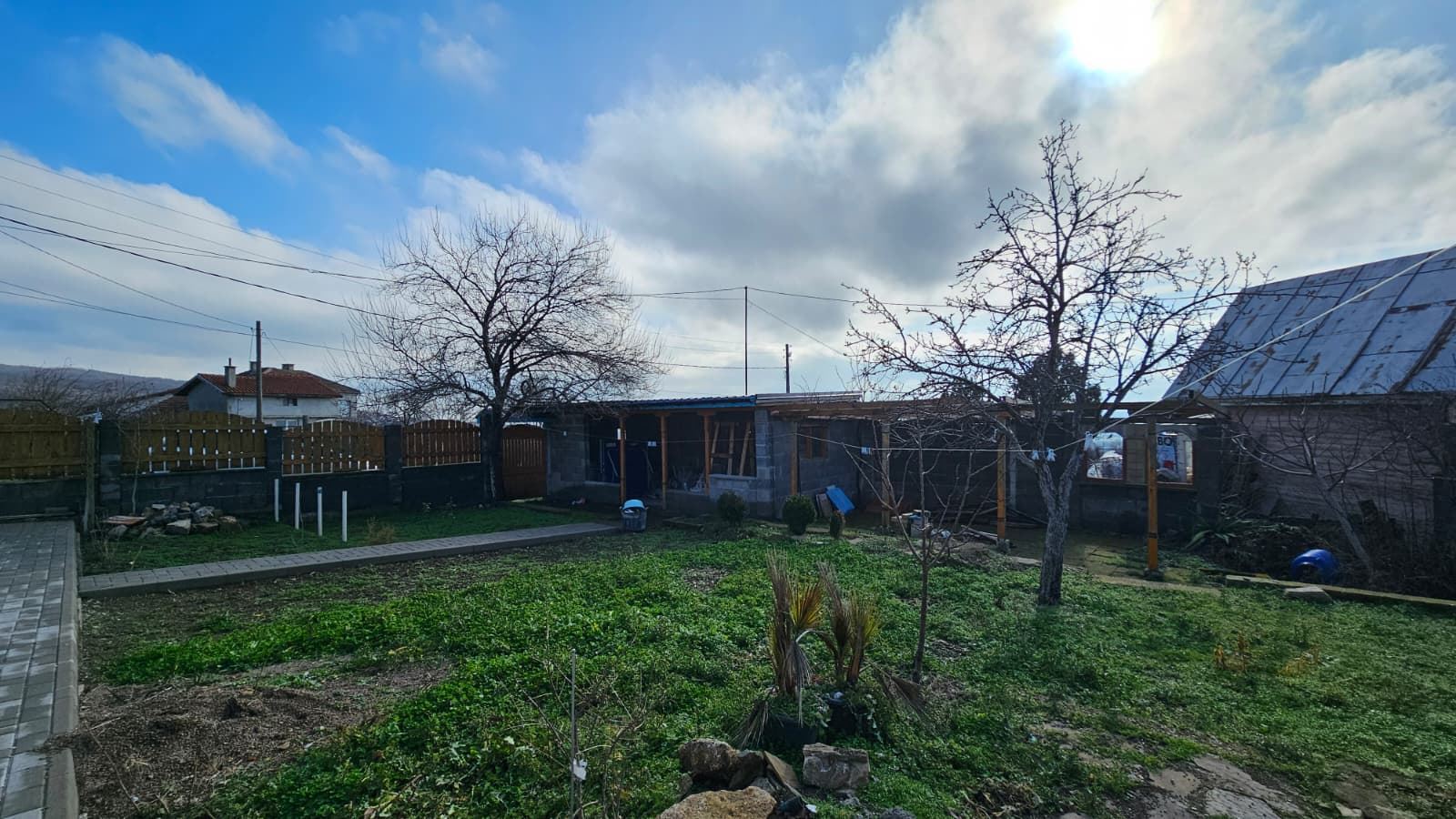 Výjimečný přízemní dům s prostornou zahradou v klidné vesnici Kosharitsa