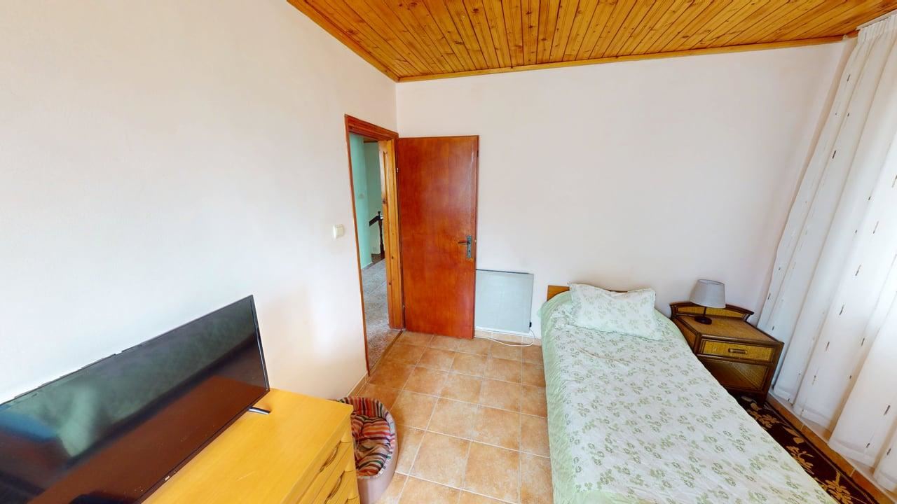 Dvoupodlažní dům ve vesnici Poroj – klid, prostor a pohodlí u moře