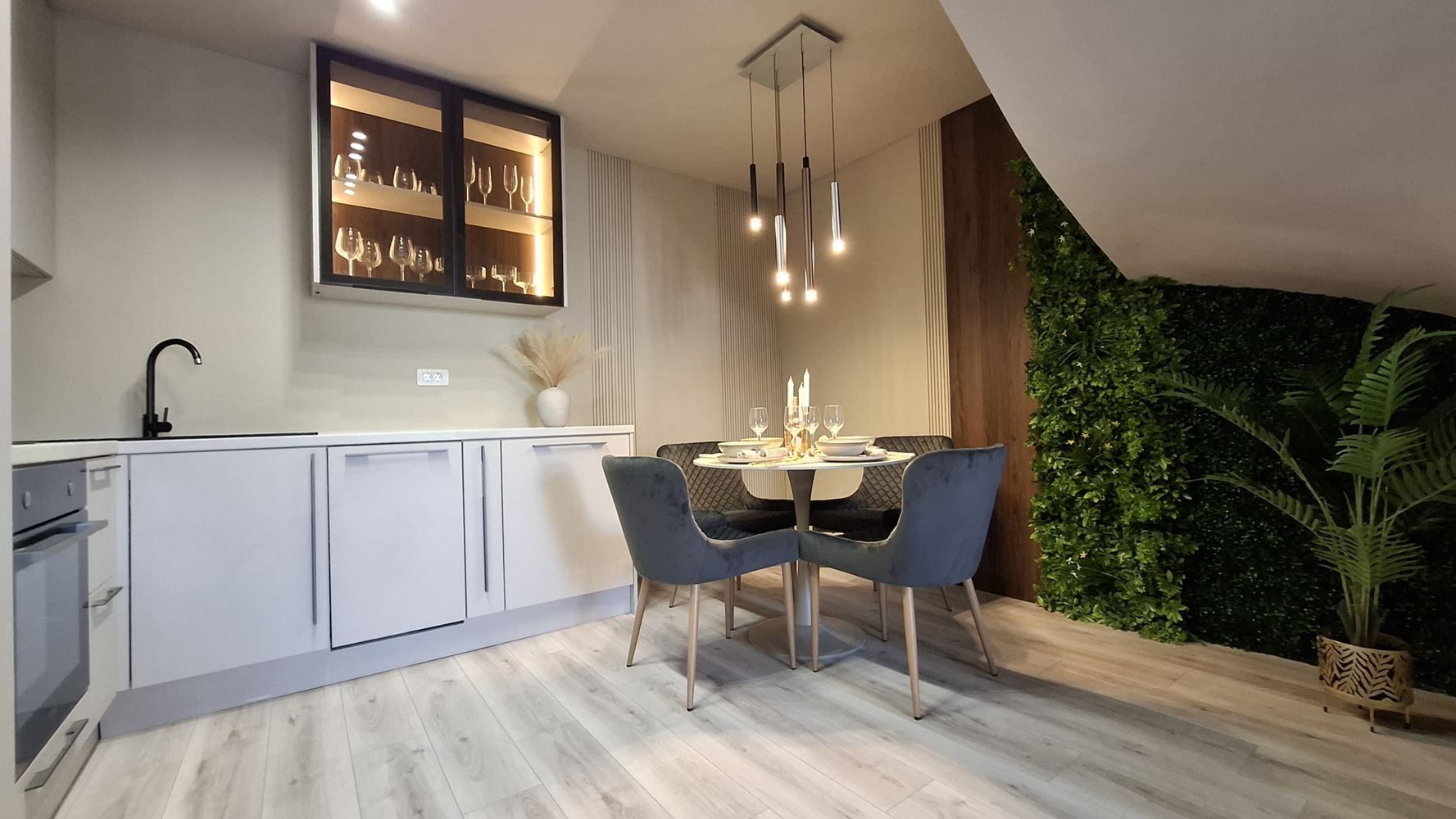 Luxusní třípodlažní townhouse 50 metrů od pláže – zcela nový domov s moderním interiérem a maximálním komfortem