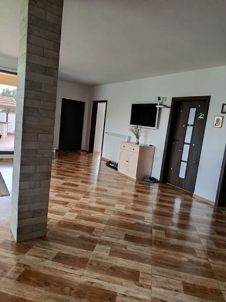 Přízemní dům s krásnou zahradou na úpatí pohoří Strandscha – útulnost, klid a hotové bydlení v obci Fakia
