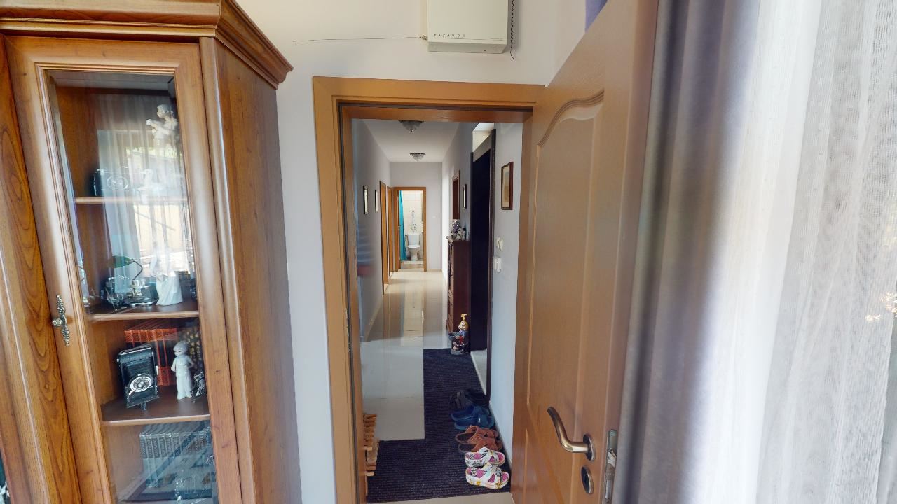 Třípatrový dům s bazénem a panoramatickým výhledem – jen 3 km od Sunny Beach