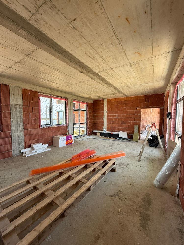Luxusní prostorný dům s panoramatickými terasami a vlastní zahradou v moderním komplexu u moře