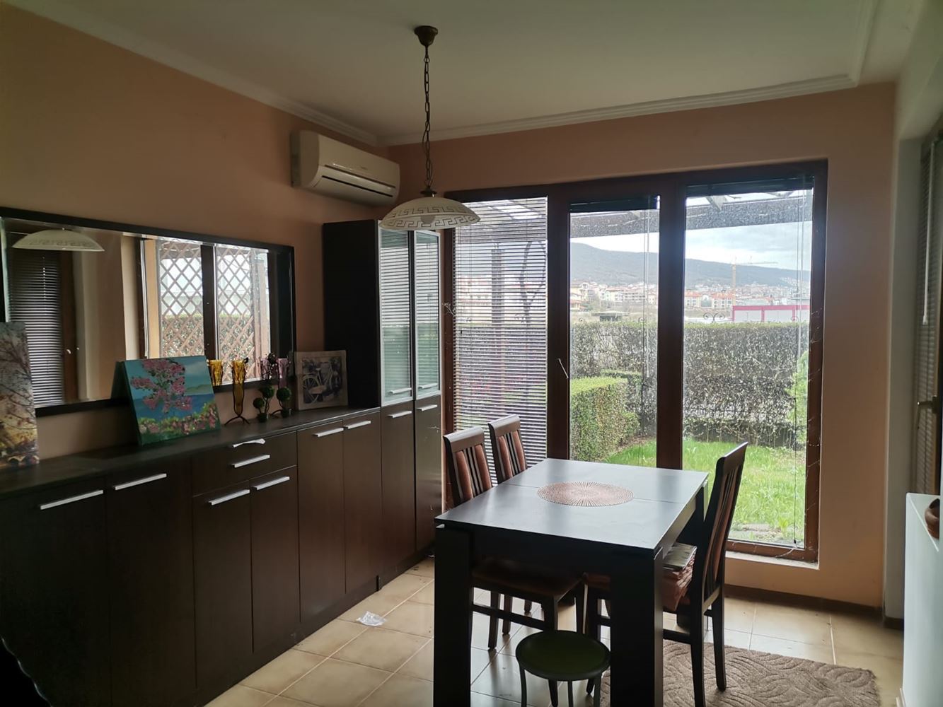 Prostorný dvoupokojový řadový dům se zahradou a terasami ve Sveti Vlas