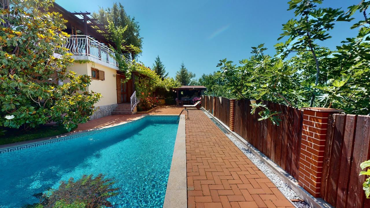 Třípatrový dům s bazénem a panoramatickým výhledem – jen 3 km od Sunny Beach