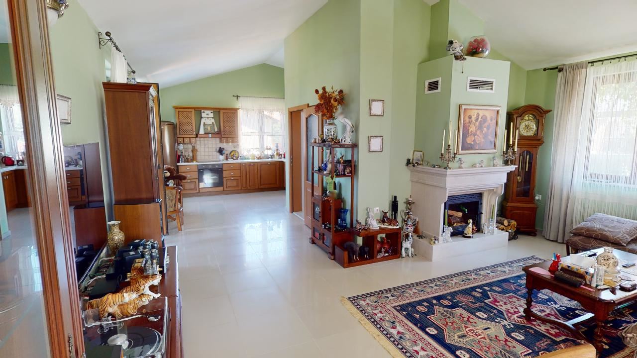 Třípatrový dům s bazénem a panoramatickým výhledem – jen 3 km od Sunny Beach