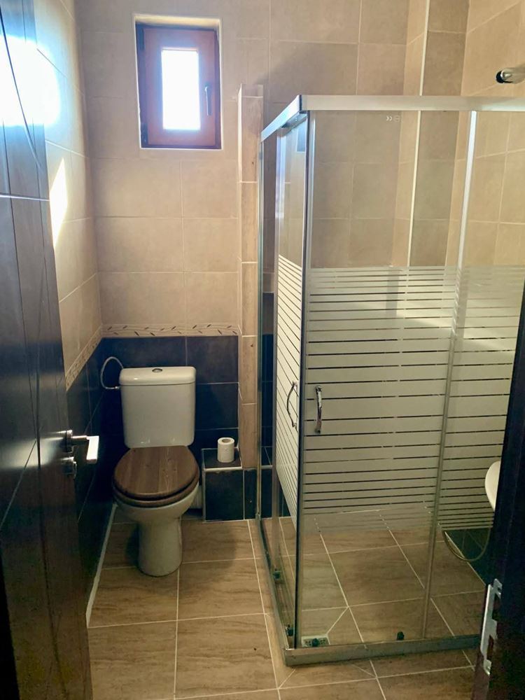 Dvoupodlažní samostatný dům v obci Goritsa – plně zrekonstruovaný domov se zahradou a krásnou verandou