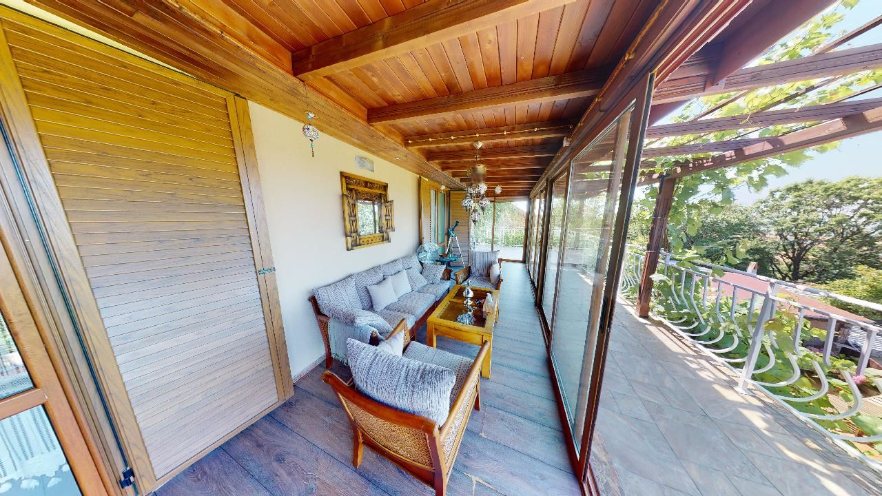 Třípatrový dům s bazénem a panoramatickým výhledem – jen 3 km od Sunny Beach