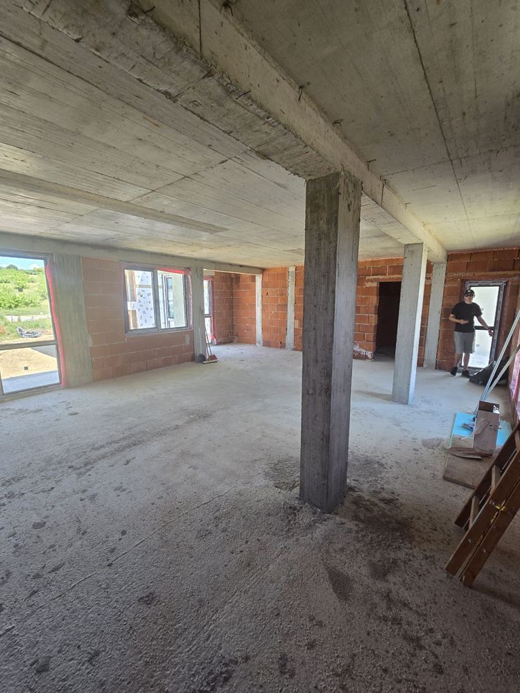 Luxusní prostorný dům s panoramatickými terasami a vlastní zahradou v moderním komplexu u moře