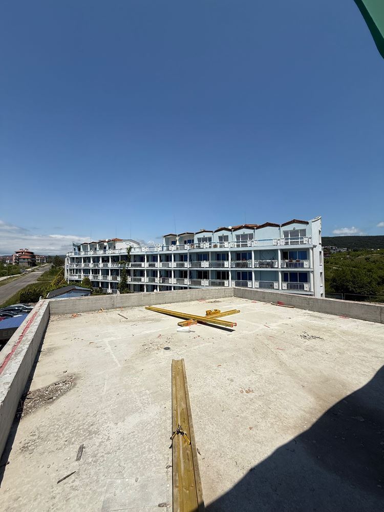 Luxusní prostorný dům s panoramatickými terasami a vlastní zahradou v moderním komplexu u moře