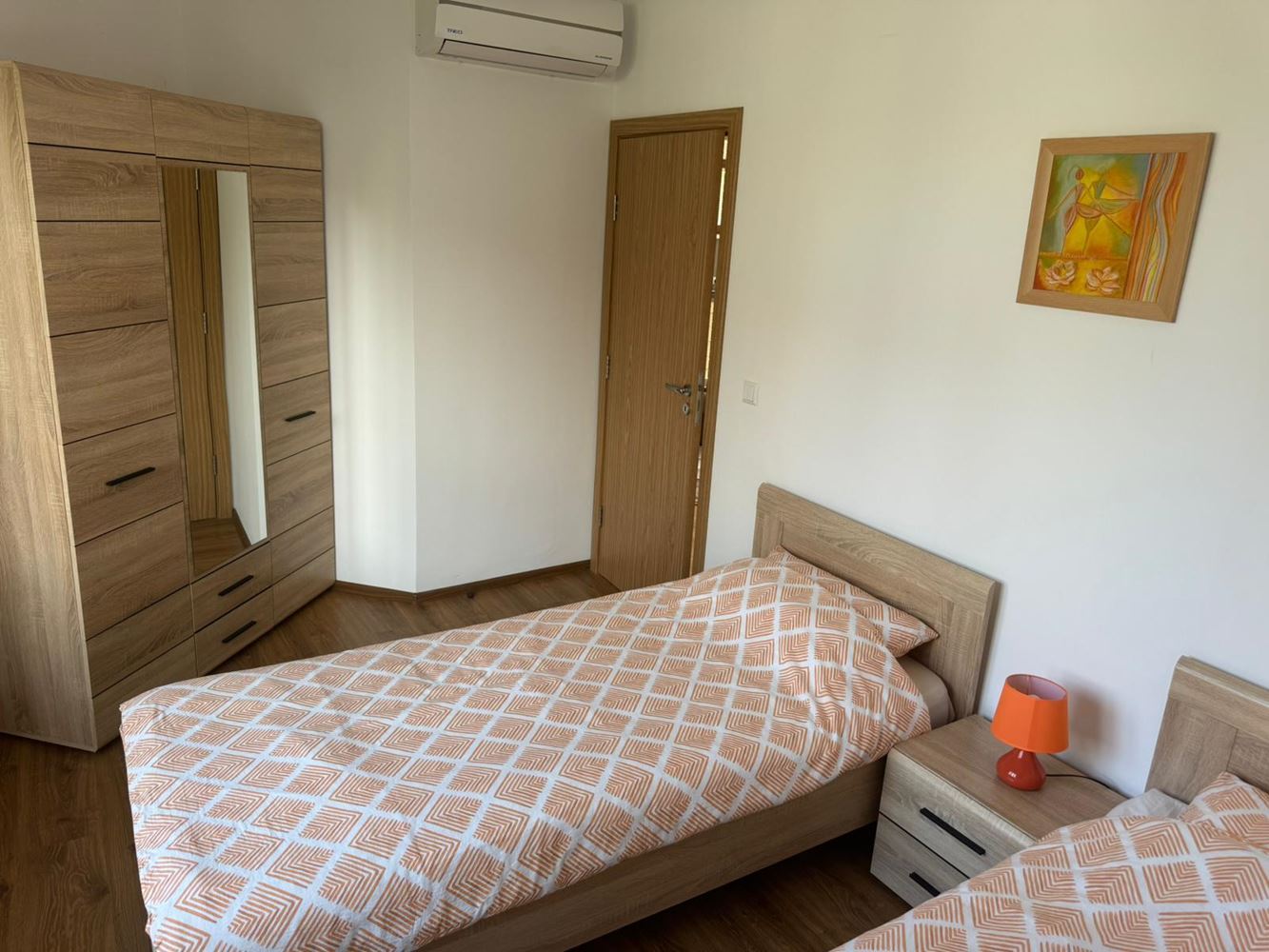Dvoupodlažní dům se třemi ložnicemi, velkou zahradou a bazénem v Kableshkovo – útulnost, styl a klid v jednom