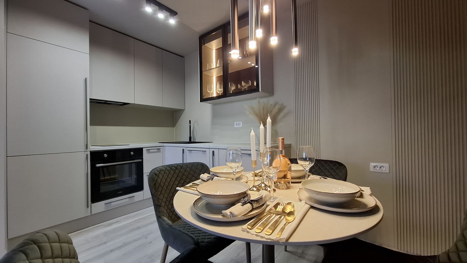 Luxusní třípodlažní townhouse 50 metrů od pláže – zcela nový domov s moderním interiérem a maximálním komfortem