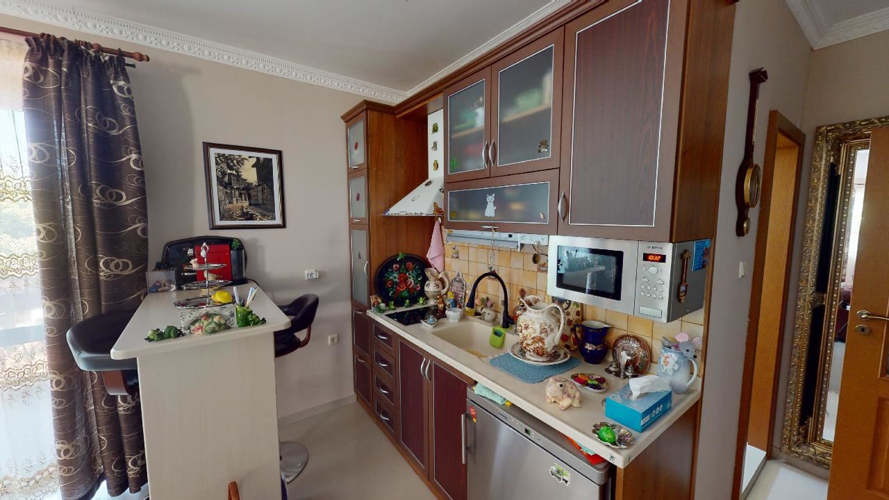 Třípatrový dům s bazénem a panoramatickým výhledem – jen 3 km od Sunny Beach