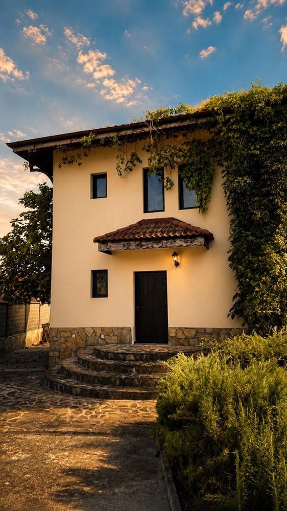 Luxusní dvoupodlažní dům s panoramatickým výhledem na moře nad Slunečným pobřežím – prostor, klid a život u moře
