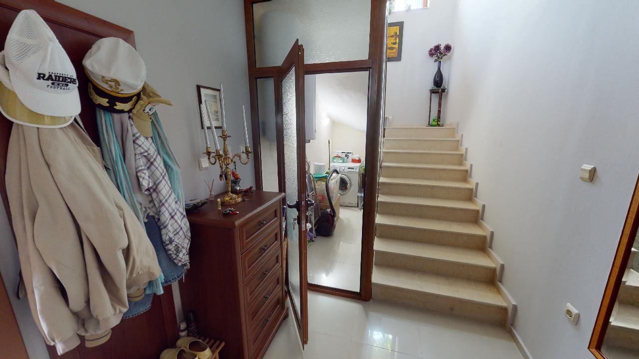 Třípatrový dům s bazénem a panoramatickým výhledem – jen 3 km od Sunny Beach