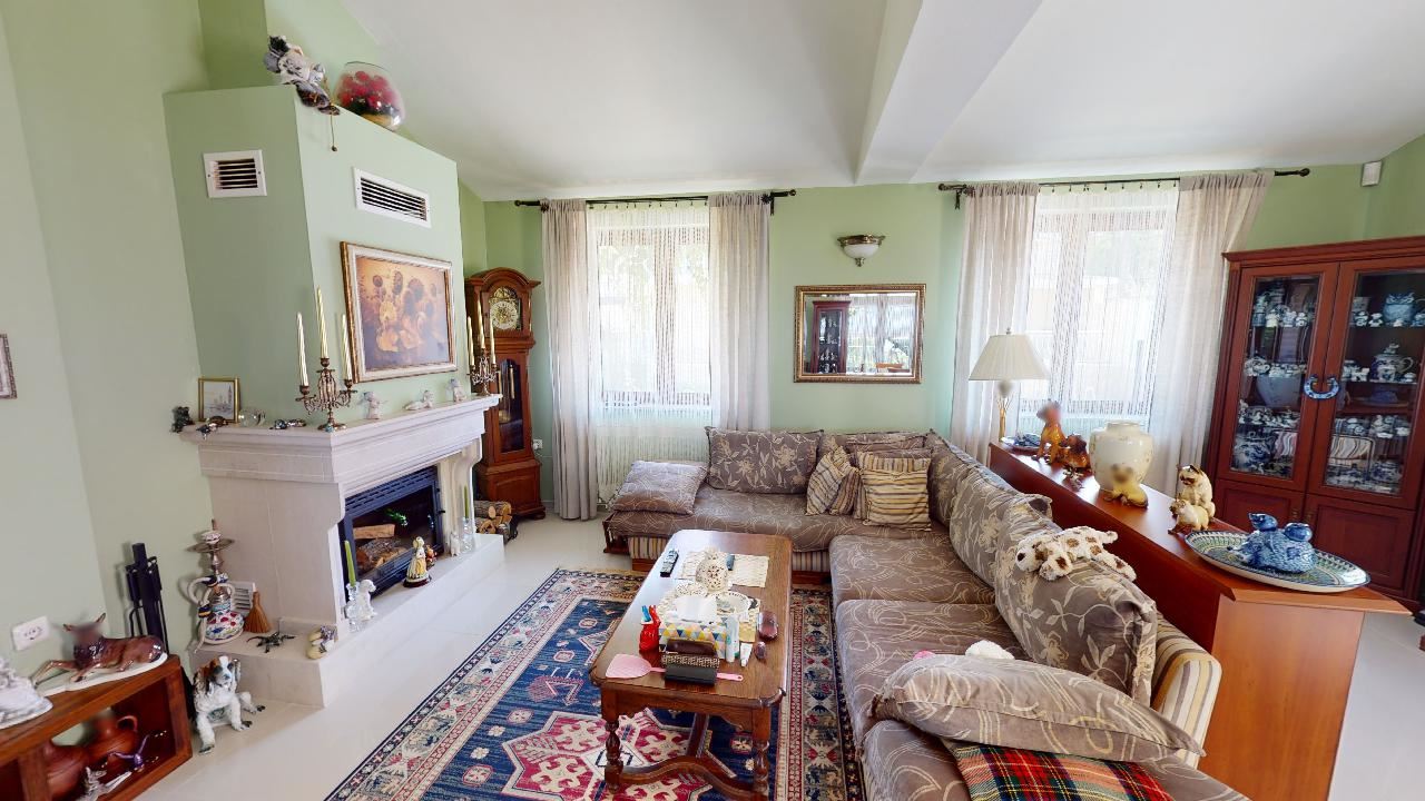 Třípatrový dům s bazénem a panoramatickým výhledem – jen 3 km od Sunny Beach