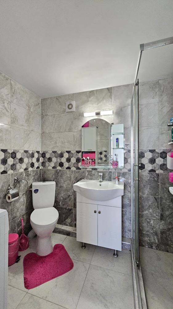 Výjimečný přízemní dům s prostornou zahradou v klidné vesnici Kosharitsa