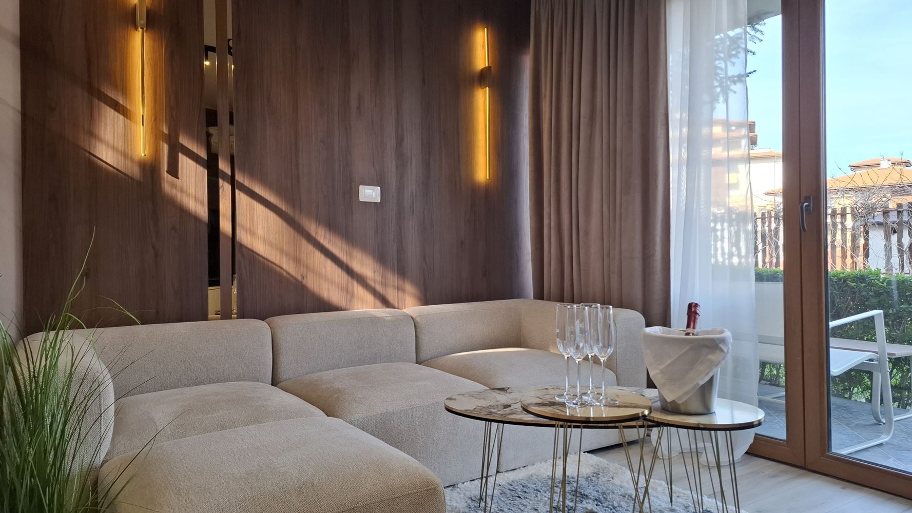 Luxusní třípodlažní townhouse 50 metrů od pláže – zcela nový domov s moderním interiérem a maximálním komfortem