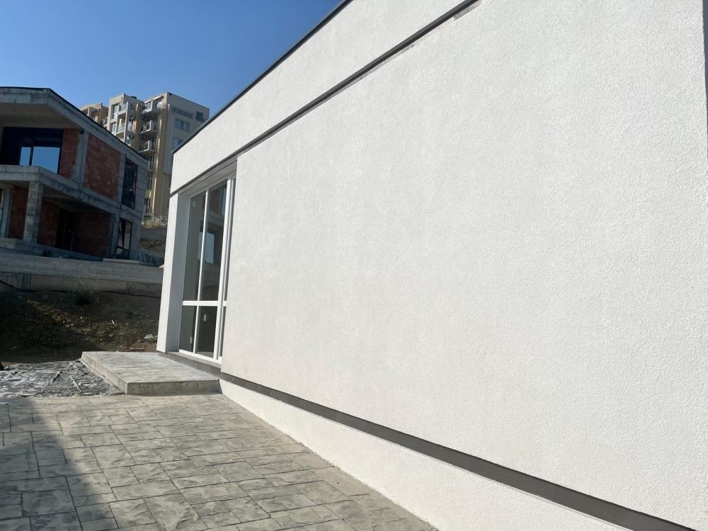 Hotový jednopodlažní dům s prostorným pozemkem a panoramatickým výhledem na moře ve Sveti Vlas – bez poplatku za údržbu