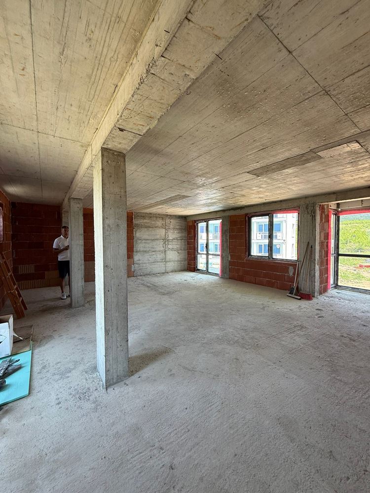 Luxusní prostorný dům s panoramatickými terasami a vlastní zahradou v moderním komplexu u moře
