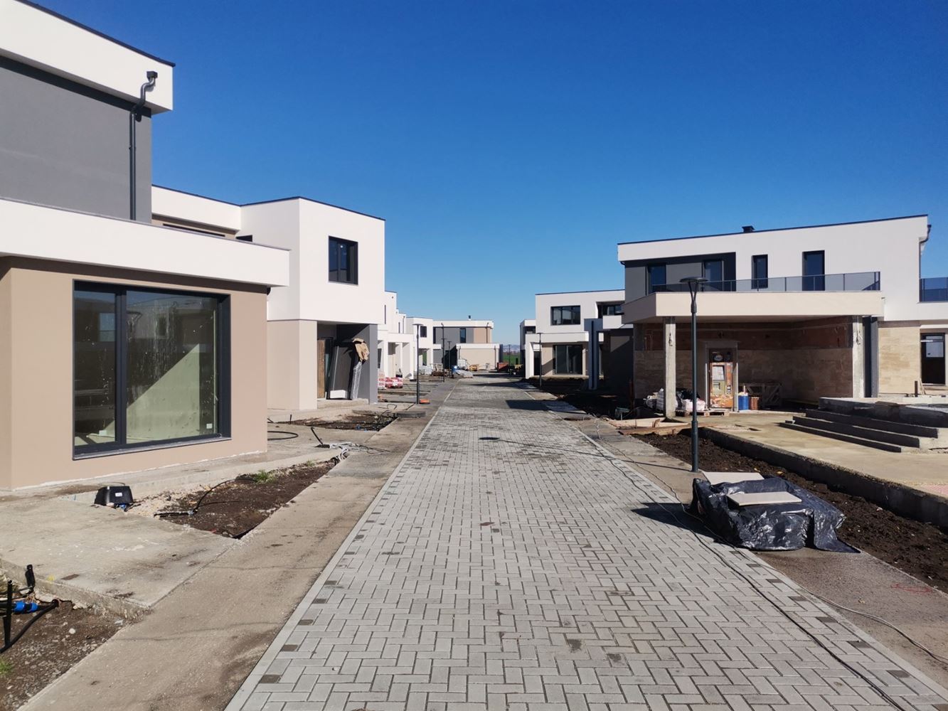 Moderní dvoupodlažní dům v uzavřeném komplexu mezi Pomorie a Sarafovo – komfort, bezpečí a celoroční bydlení