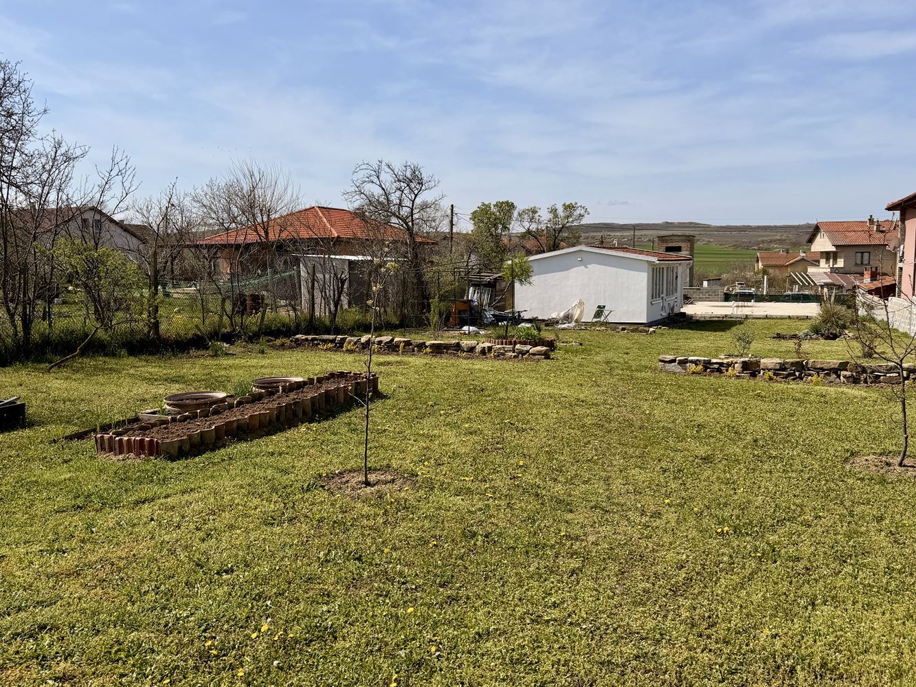 Pozemek s domem a hotovým projektem rozšíření v obci Poroy – příroda, klid a investiční potenciál jen pár minut od moře