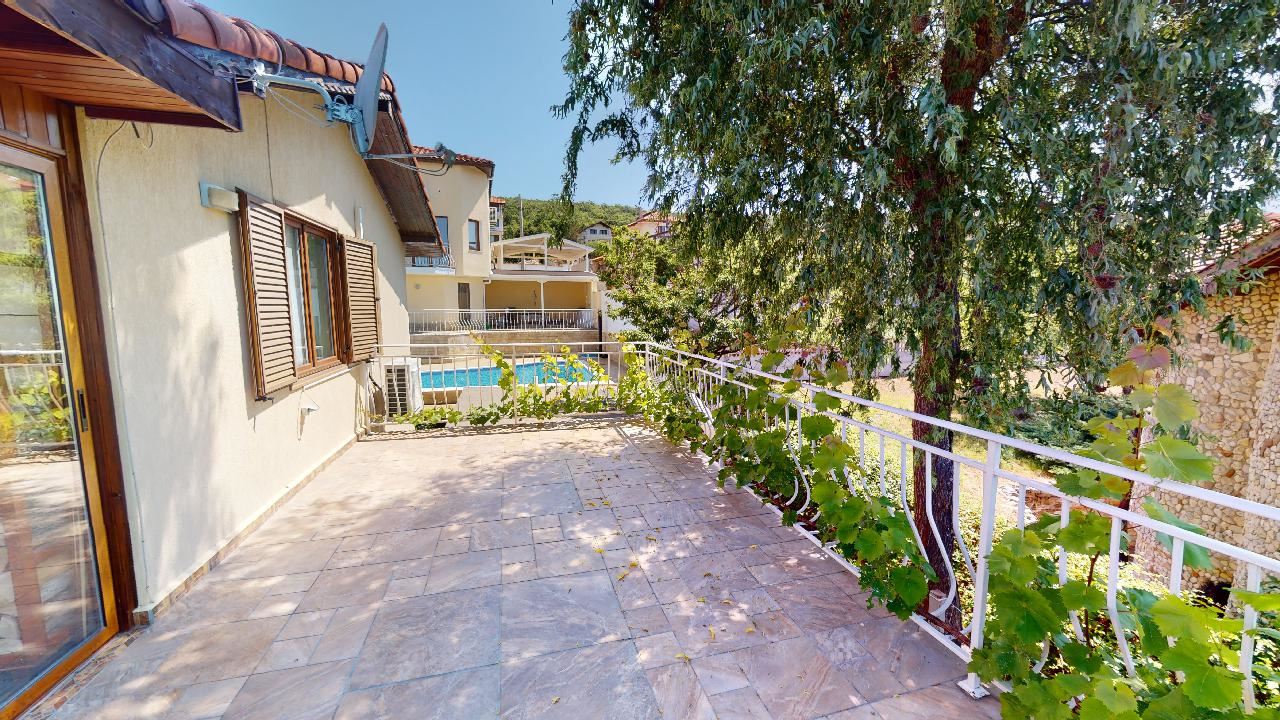 Třípatrový dům s bazénem a panoramatickým výhledem – jen 3 km od Sunny Beach