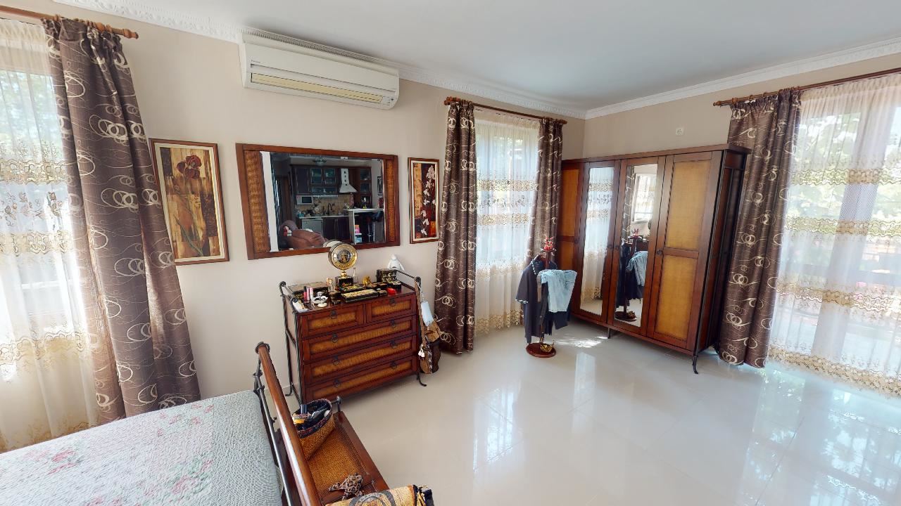 Třípatrový dům s bazénem a panoramatickým výhledem – jen 3 km od Sunny Beach