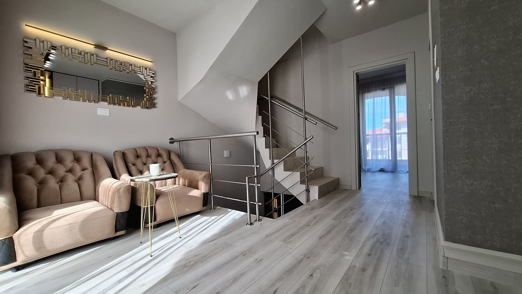 Luxusní třípodlažní townhouse 50 metrů od pláže – zcela nový domov s moderním interiérem a maximálním komfortem