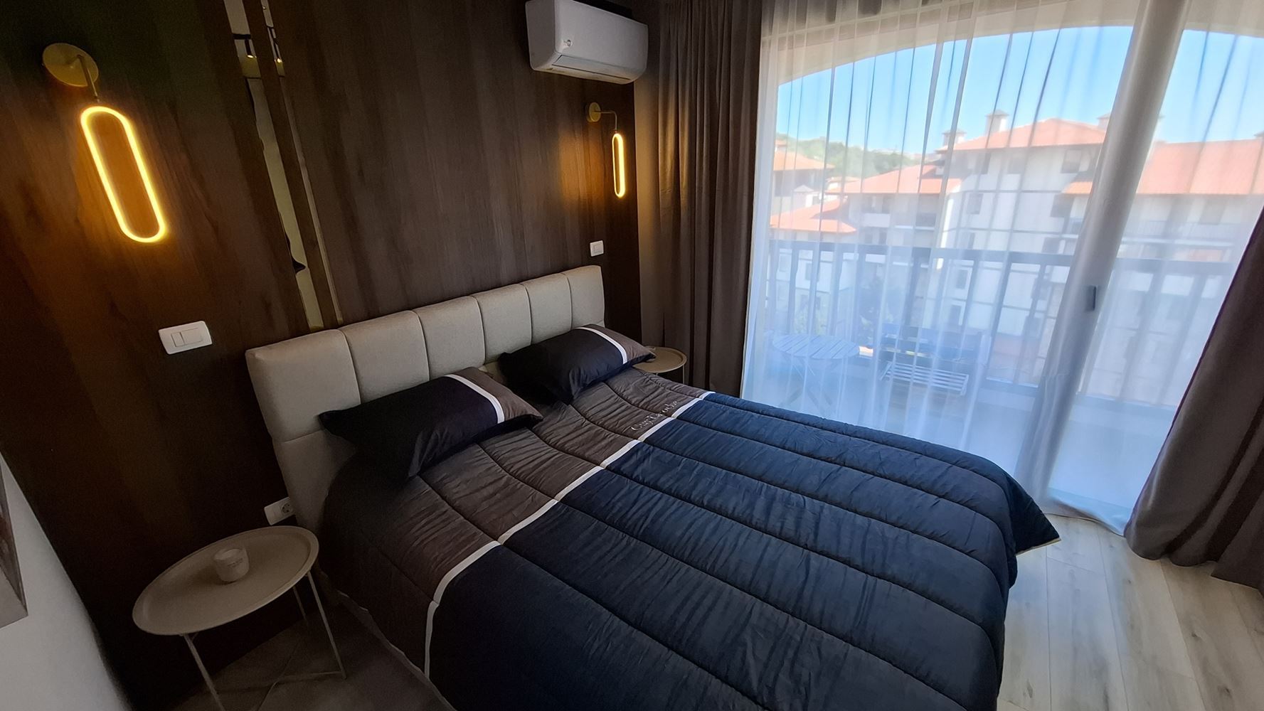 Luxusní třípodlažní townhouse 50 metrů od pláže – zcela nový domov s moderním interiérem a maximálním komfortem