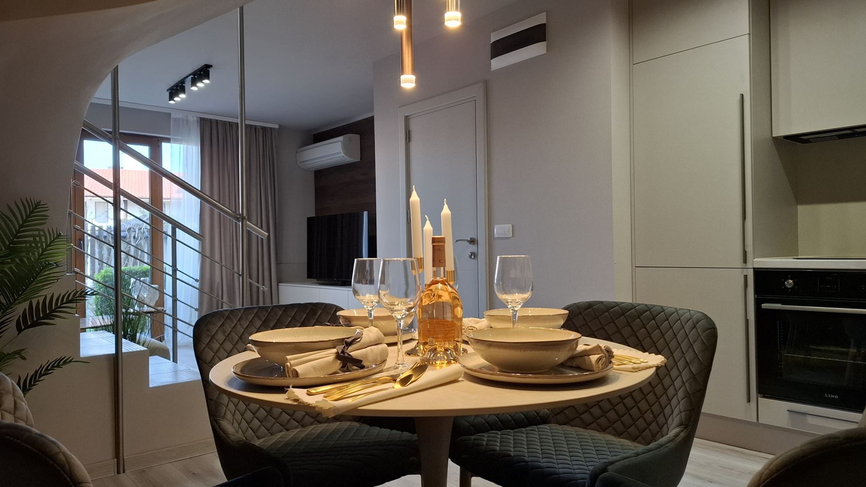 Luxusní třípodlažní townhouse 50 metrů od pláže – zcela nový domov s moderním interiérem a maximálním komfortem