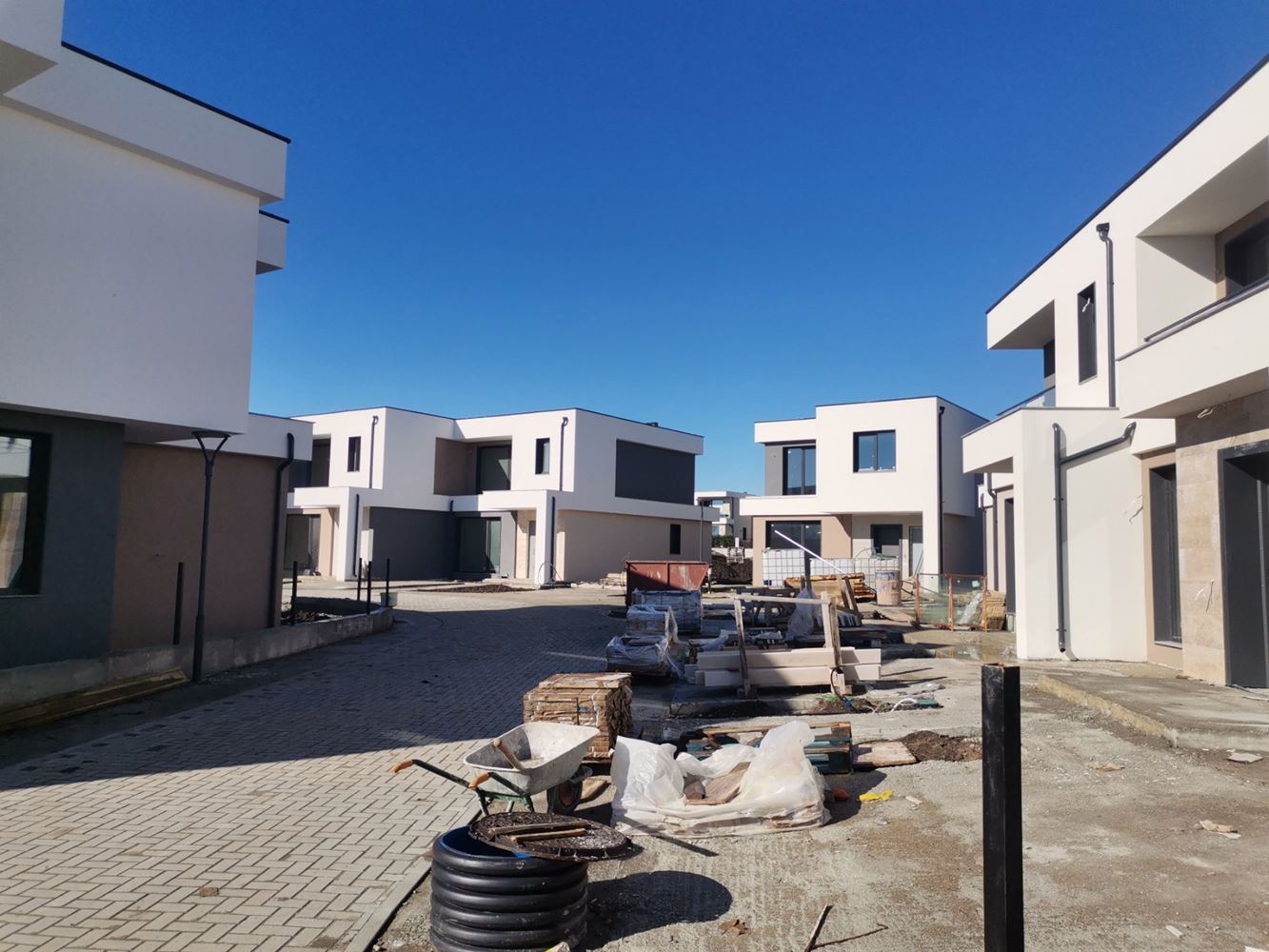 Moderní dvoupodlažní dům v uzavřeném komplexu mezi Pomorie a Sarafovo – komfort, bezpečí a celoroční bydlení