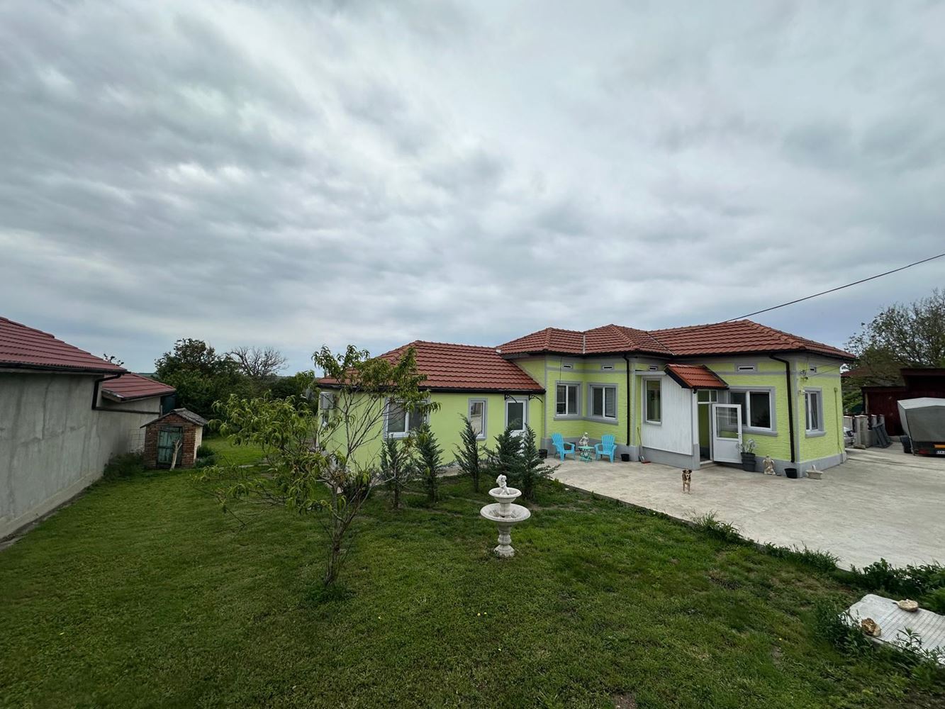 Kompletně zrekonstruovaný dům s obrovským pozemkem a perfektními podmínkami pro celoroční bydlení