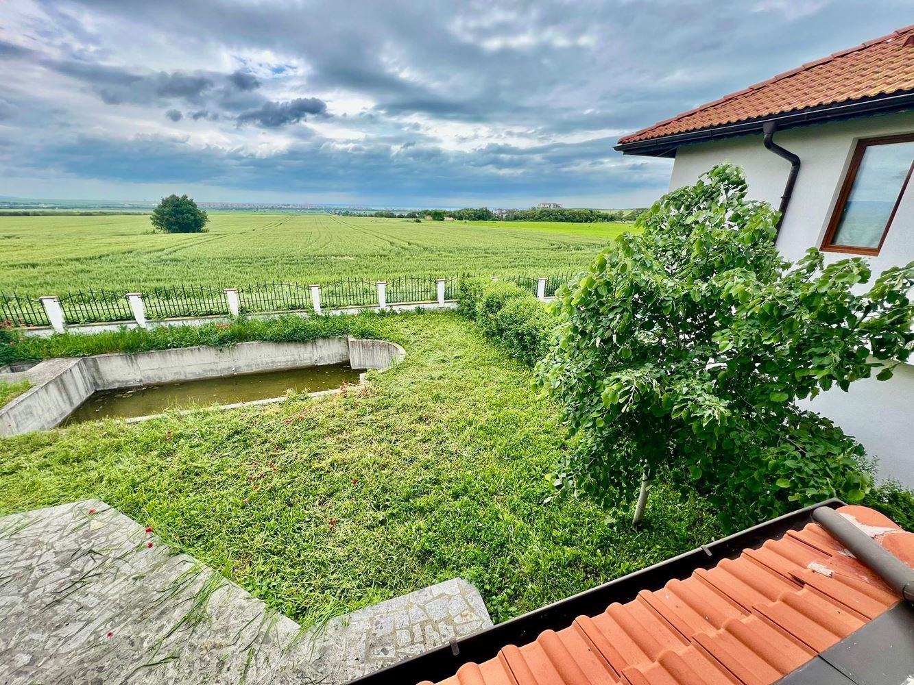 Samostatný dvoupodlažní dům se zahradou a bazénem v hlídaném komplexu v Aheloy