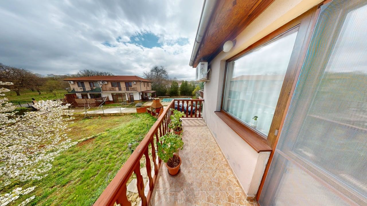 Dvoupodlažní dům ve vesnici Poroj – klid, prostor a pohodlí u moře