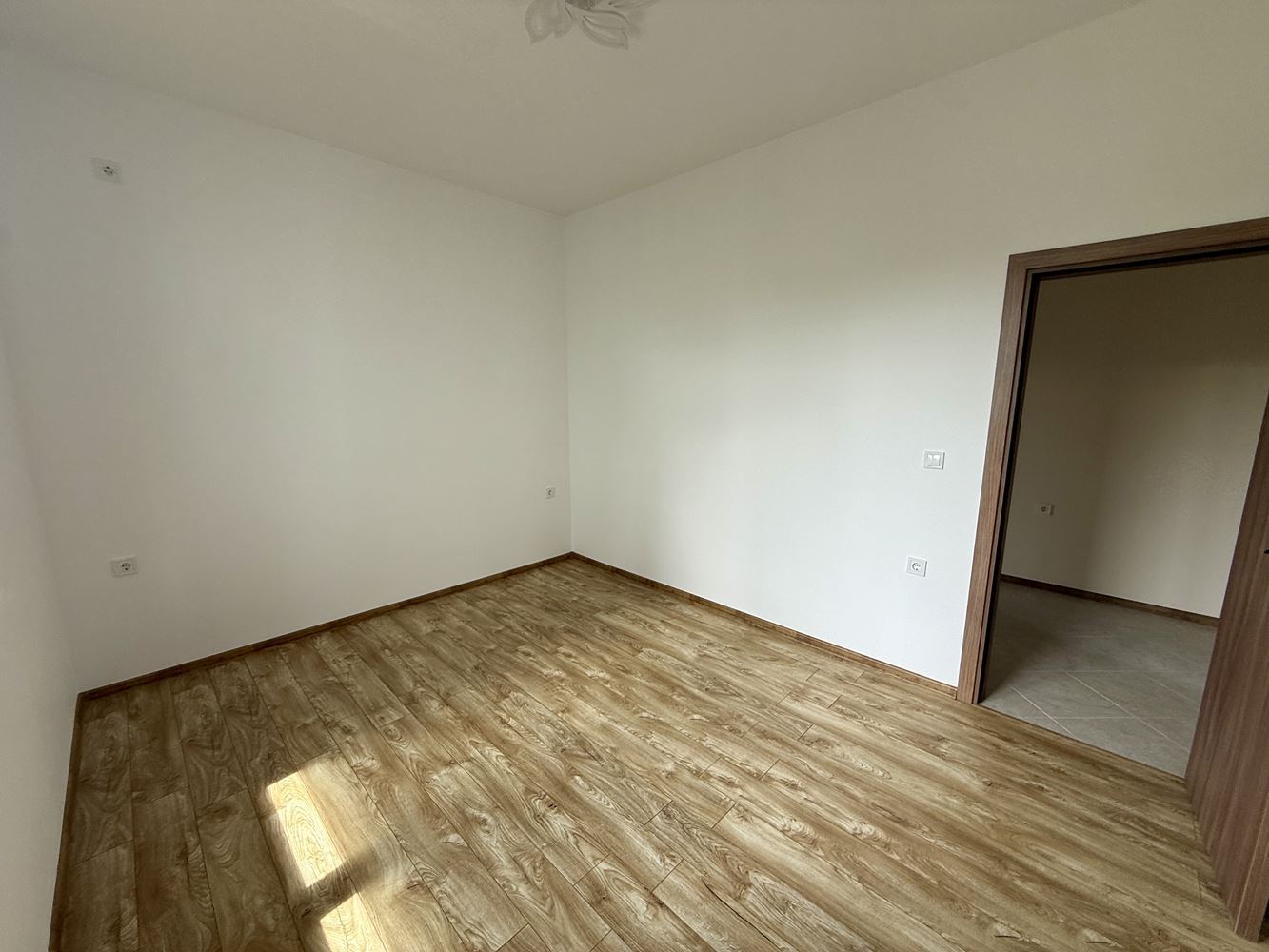 Nový přízemní dům se třemi ložnicemi a vlastní zahradou – komfort, klid a kvalita v blízkosti Slunečného pobřeží