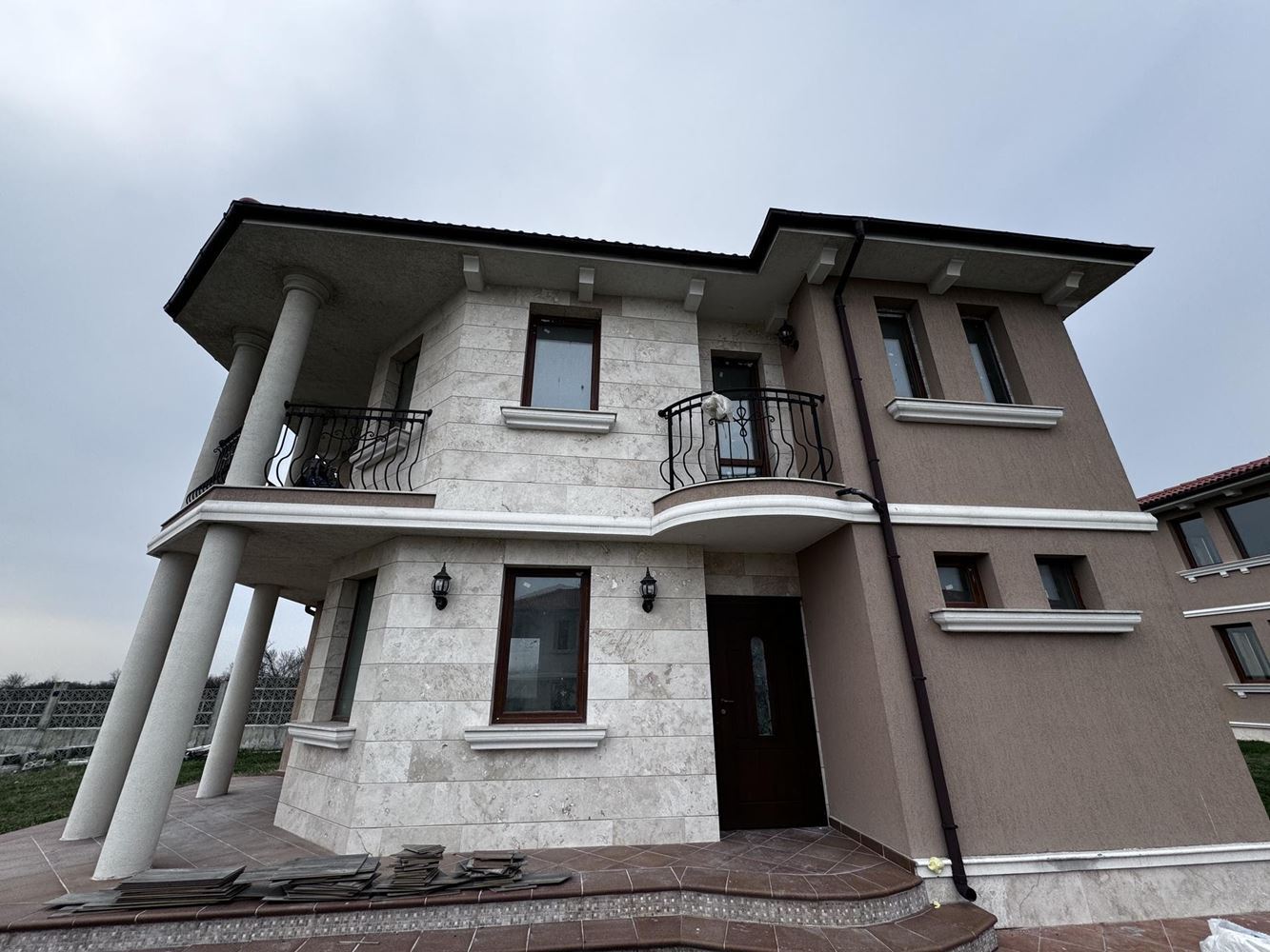 Dům s výhledem na moře v Pomorí – komfort, prostor a bez poplatku za údržbu