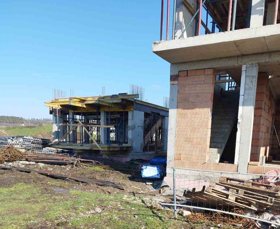 Moderní dům s pěti pokoji a pozemkem 400 m², třemi ložnicemi a bez poplatku za údržbu ve Vetrenu v Burgasu