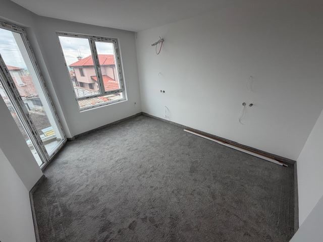 Třípodlažní řadový dům v Banevu – moderní výstavba, zahrada a dvě parkovací místa